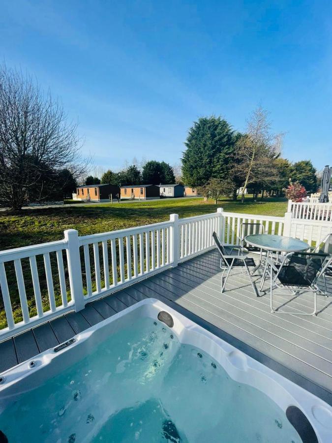 Brians Lodge With Hot Tub Pocklington Exterior foto
